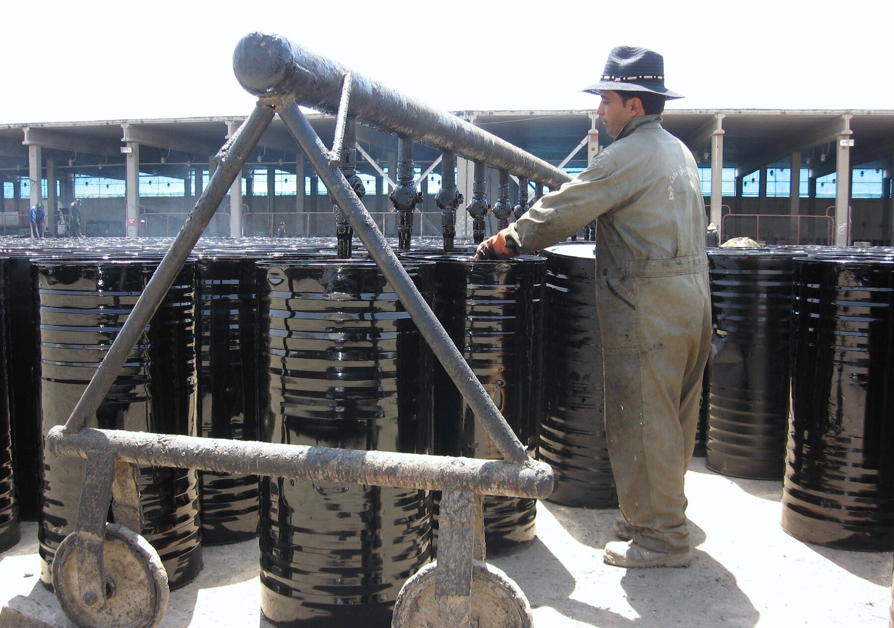Bitumen drum filling station at refinery
